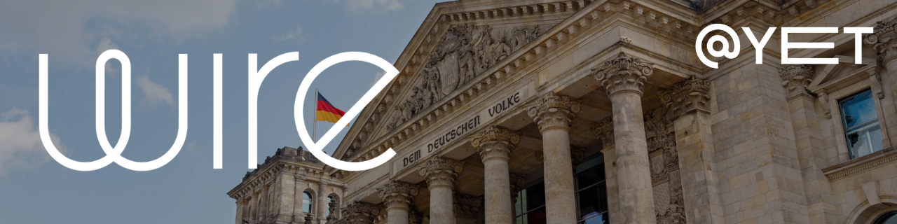 Der Logo-Schriftzug des Messengers Wire über dem Bild des Deutschen Bundestages